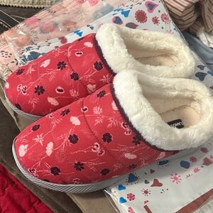 Lands' End Red Floral Women's Slippers new without tag